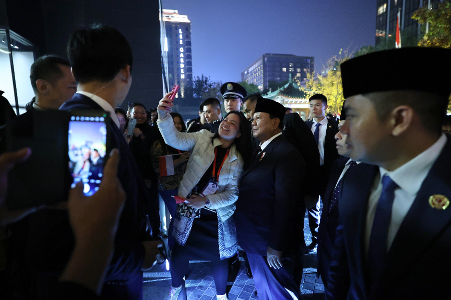 Antusiasme mahasiswa Indonesia menyambut kedatangan Presiden Prabowo di Beijing. (Foto/Tim Prabowo)