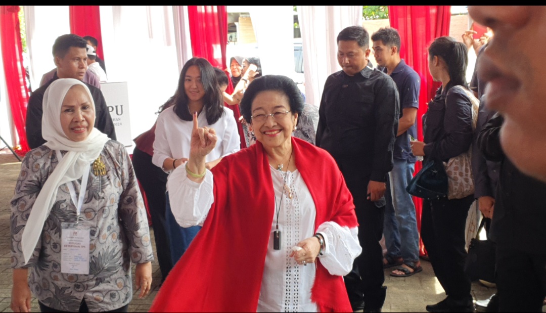 Ketum PDIP Megawati Sukarnoputri tunjukan tinta di jarinya usai mencoblos (BeritaNasional/Istimewa)