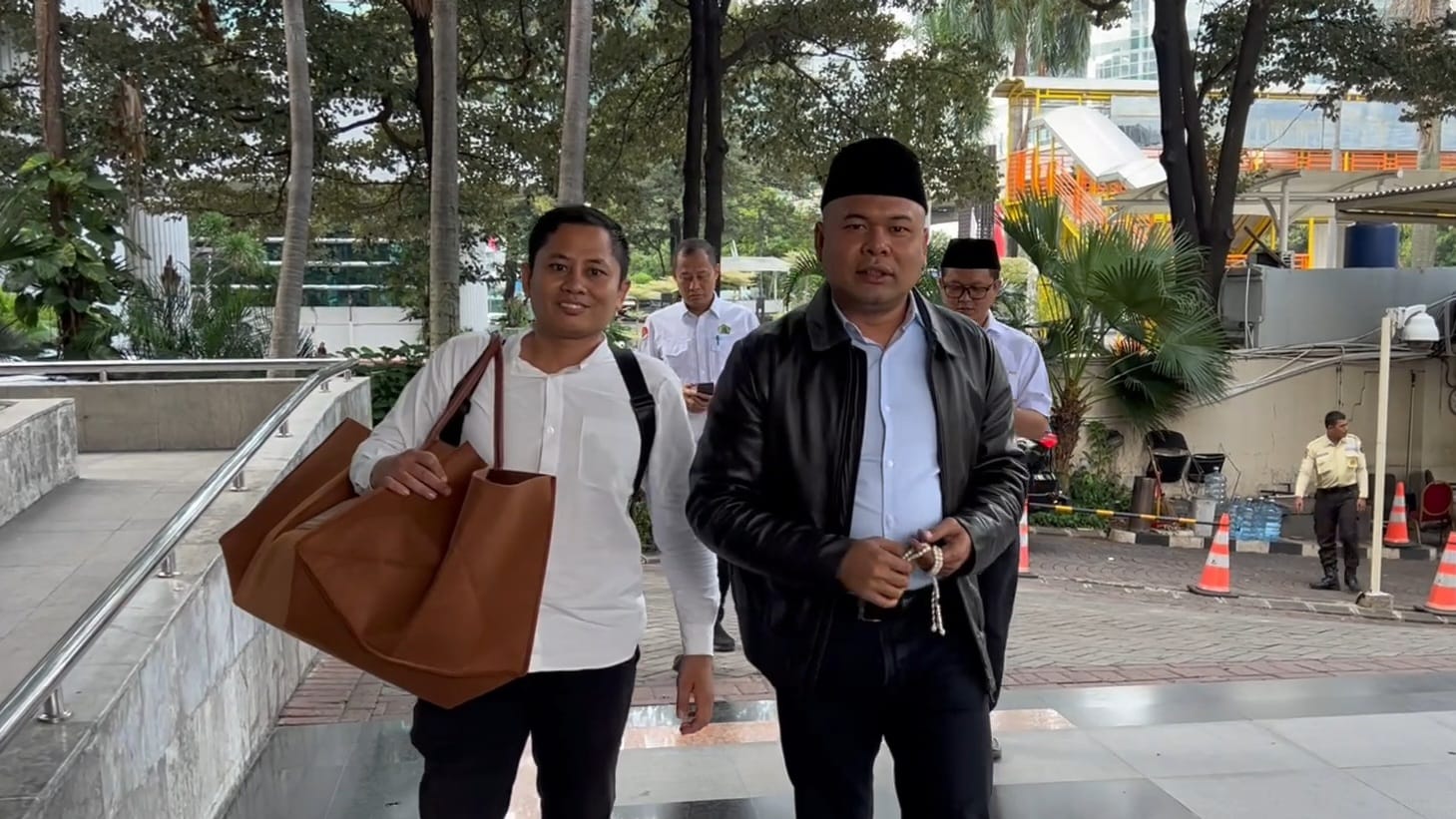 Tenaga Ahli Menag Nasaruddin Umar melapor dan mengembalikan barang diduga gratifikasi ke gedung ACLC KPK. (BeritaNasional/Panji)