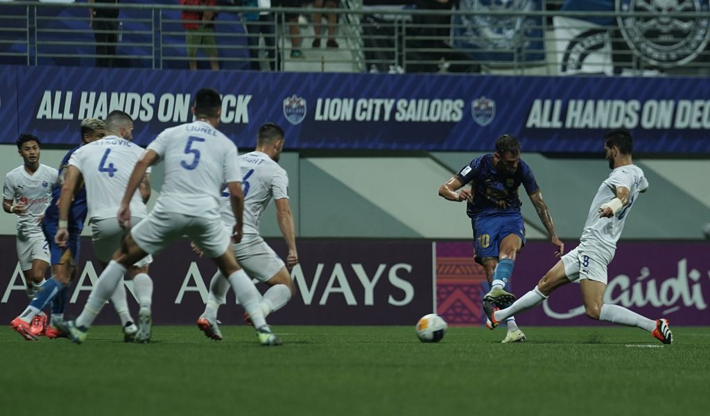 Gelandang Persib Bandung Tyronne Del Pino (jersey biru) dijaga ketat oleh pemain Lion City Sailors. (Foto/Persib)