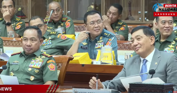 Menhan Sjafrie Sjamsoeddin (kanan) bersama Panglima TNI Agus Subiyanto saat rapat dengan Komisi I DPR. (Foto/YouTube/TV Parlemen)