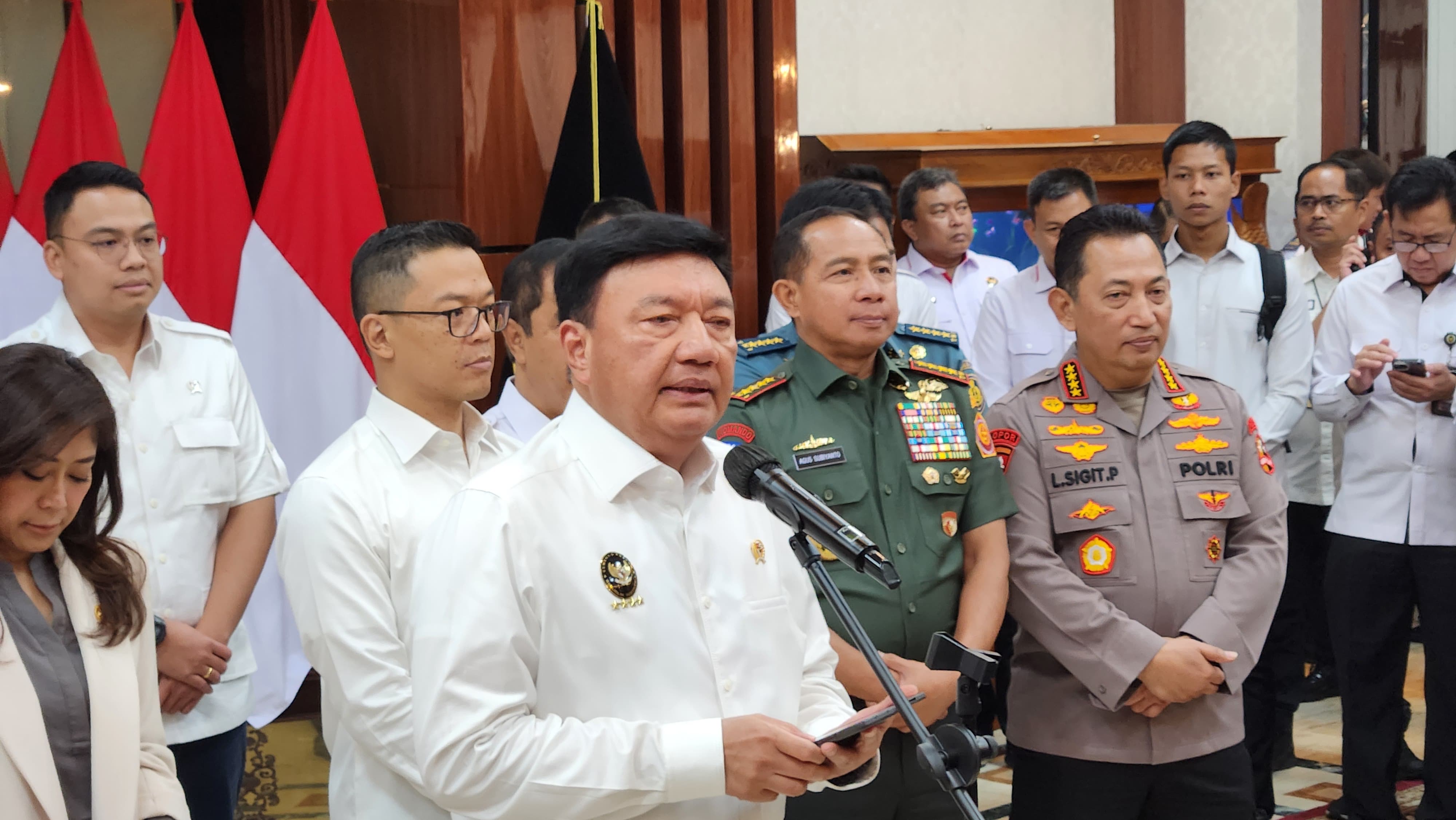 Menko Polkam Budi Gunawan (depan) saat berada di Kemenko Polkam. (BeritaNasional/Panji Septo)