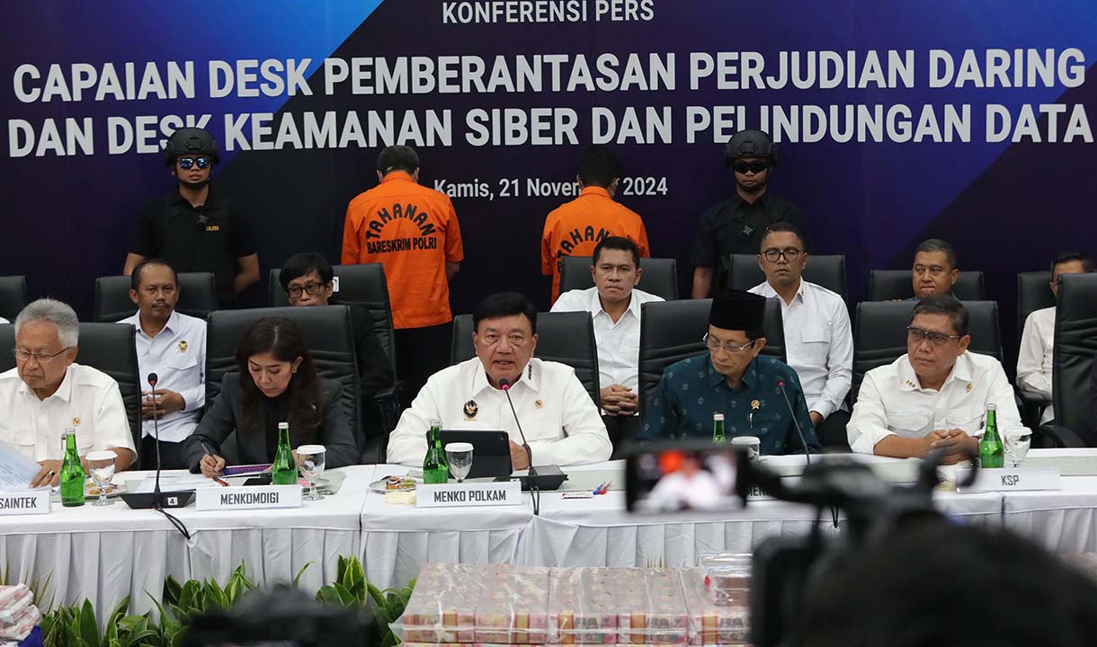 Menko Polkam Budi Gunawan (tengah) menyampaikan keterangan didampingi Menkomdigi Meutia Hafid (kedua kiri), Mendiktisaintek Satryo S Brodjonegoro (kiri), Menteri Agama Nasaruddin Umar (kedua kanan), Kepala Staf Kepresidenan AM Putranto (kanankanan) saat konferensi pers capaian desk pemberantasan perjudian daring dan desk keamanan siber dan perlindungan data di Kantor Komdigi, Jakarta, Kamis (21/11/2024). (BeritaNasional.com/Oke Atmaja)