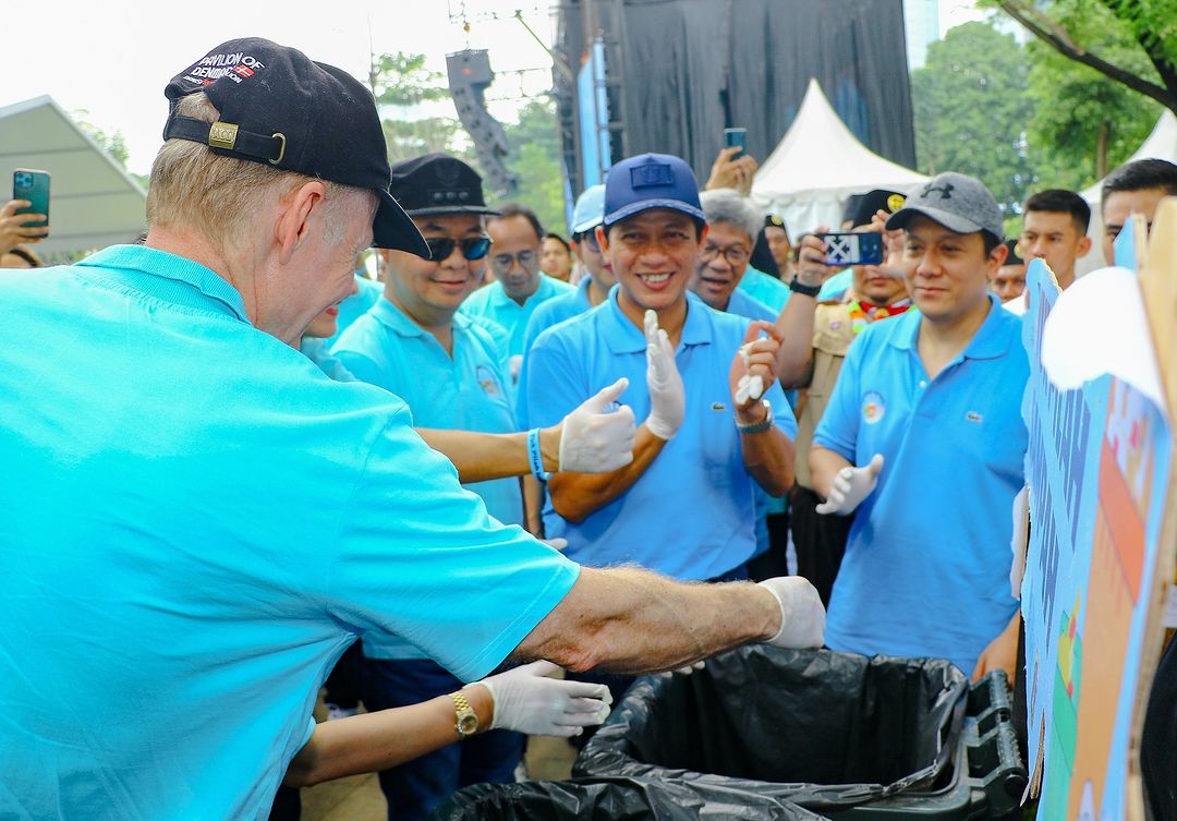 Menteri Lingkungan Hidup Hanif Faisol Nurofiq (dua dari kanan) acara "Kolaborasi Bersih Sampah Jakarta - Indonesia Bersih" yang berlangsung di Hutan Kota GBK. (Foto/Instagram/Hanif Faisol Nurofiq)