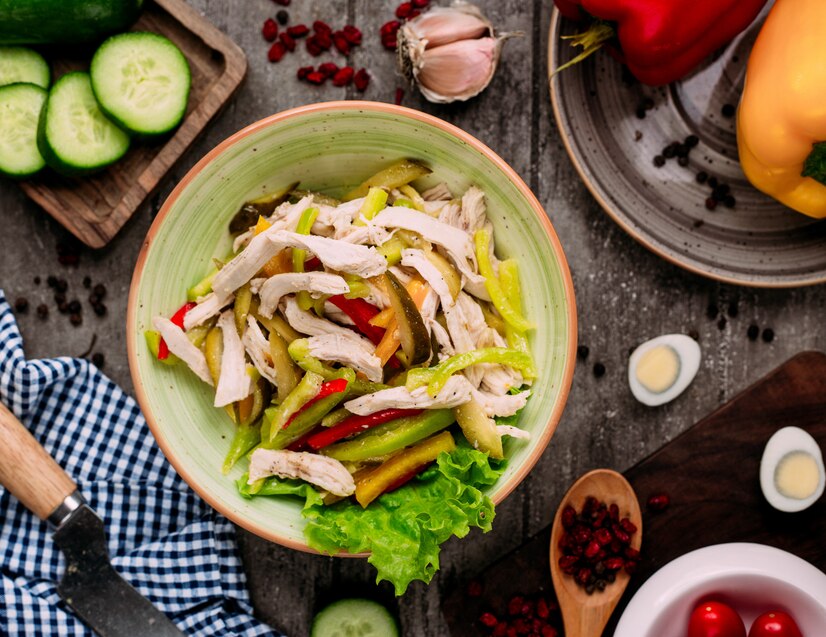 Ilustrasi menu ayam salad. (Foto/freepik)