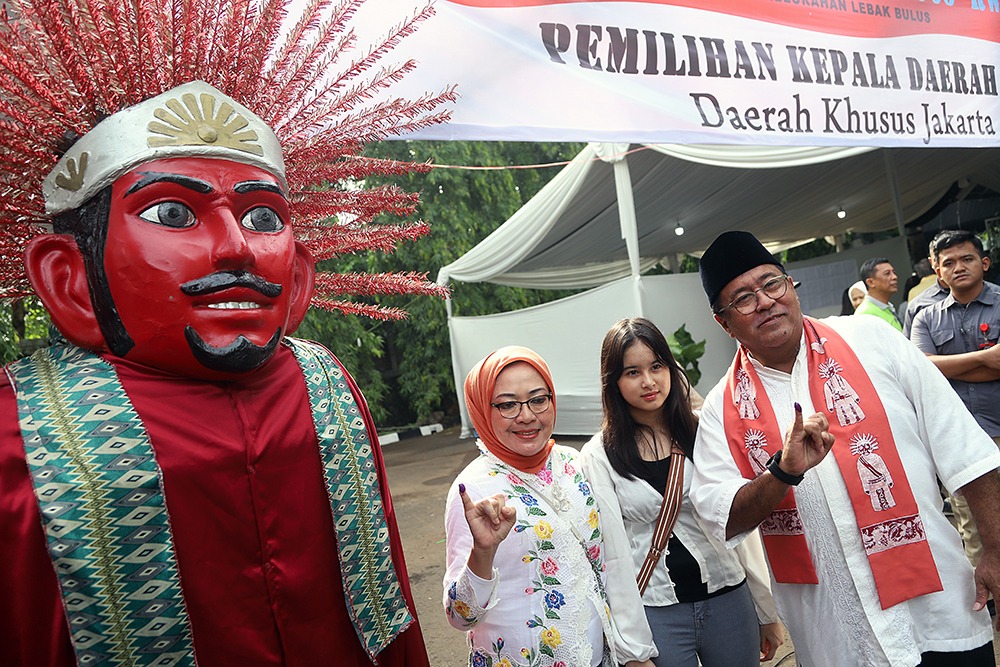 Momen Rano Karno Ajak Cucunya ke TPS 65 saat Nyoblos. (BeritaNasional/Elvis).