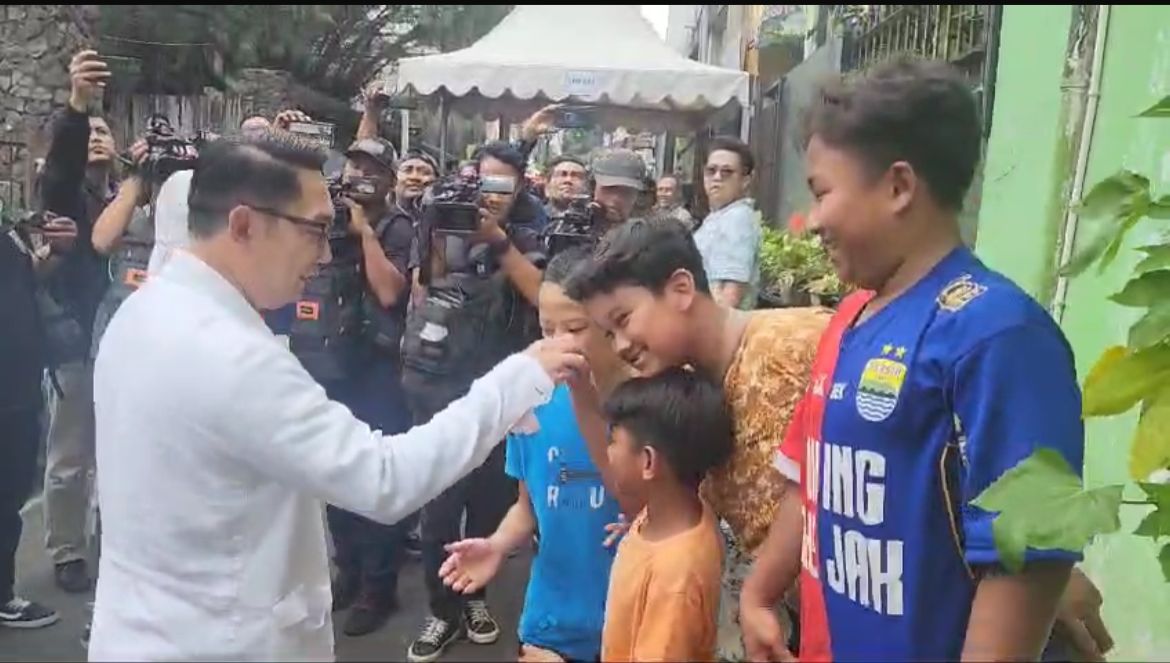 Momen Ridwan Kamil Bertemu Bocah Pakai Baju Persib-Persija saat Nyoblos. (BeritaNasional/Lydia).