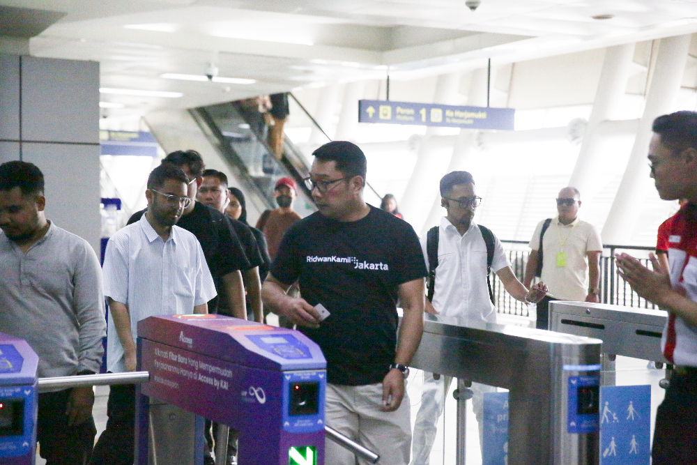 Momen cagub Jakarta nomor urut 1 Ridwan Kamil di salah satu stasiun LRT. (Foto/Tim Media RK-Suswono)