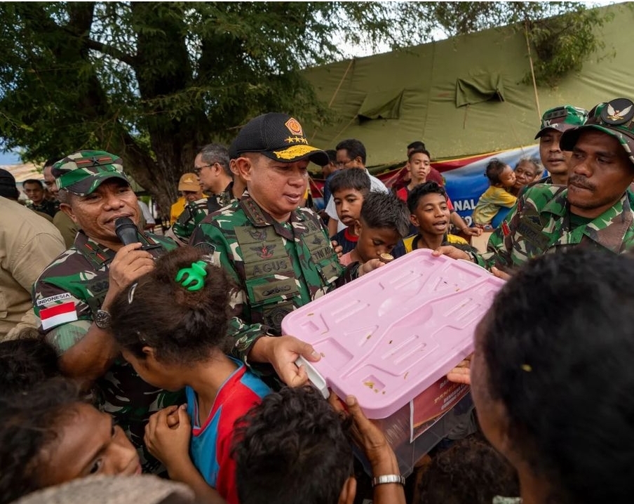 Panglima TNI Jenderal Agus Subiyanto saat menyerahkan bantuan kepada warga terdampak erupsi Gunung Lewotobi Laki-Laki. (Foto/Instagram/TNI)