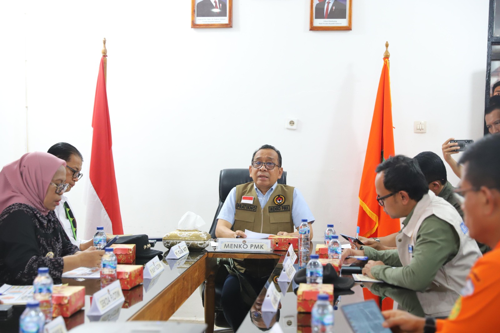 Menko PMK Pratikno melaksanakan rapat koordinasi dan pengecekan langsung terhadap kondisi logistik erupsi Gunung Lewotobi Laki-Laki. (Foto/Kemenko PMK)