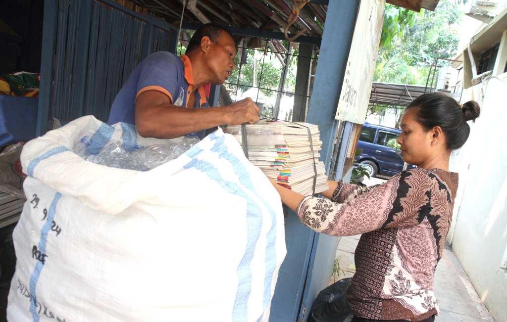 Warga membawa sampah bank sampah di Kantor Kelurahan Menteng, Anyer, Jakarta Pusat, Kamis (7/11/2024).(BeritaNasional.com/Oke Atmaja)