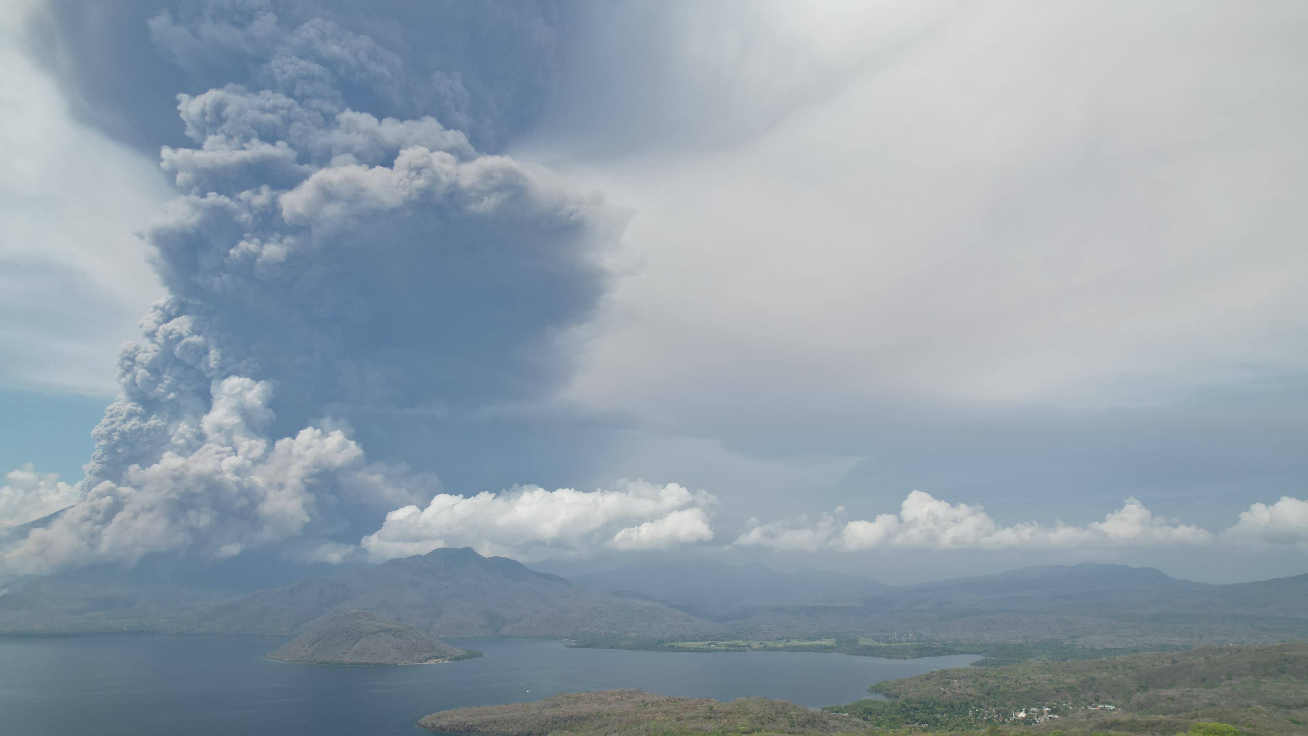 Gunung Lewotobi Laki-Laki NTB (BeritaNasional/BNPB)