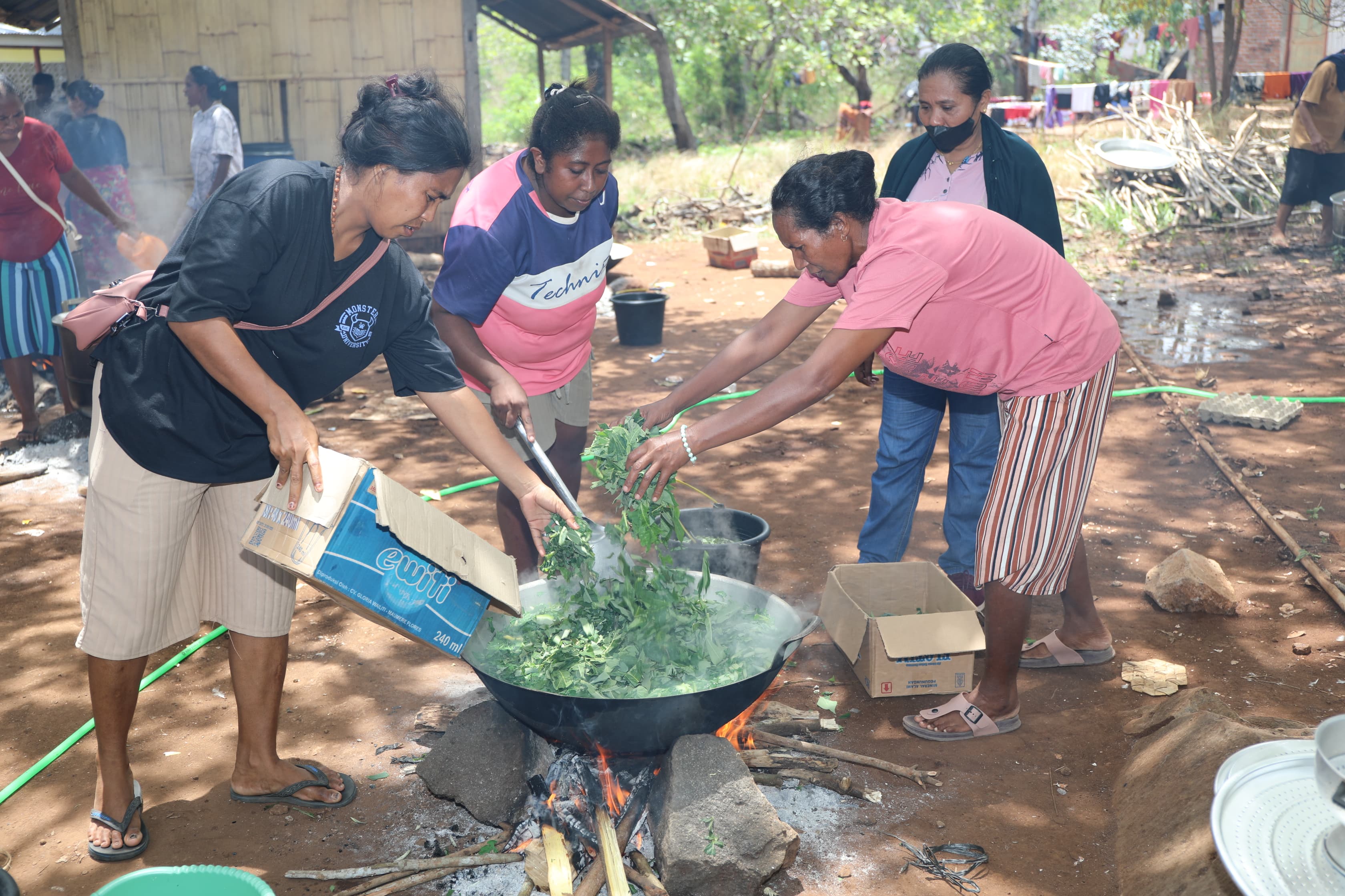 Pengungsi Gotong Royong Memasak (BeritaNasional/BNPB)