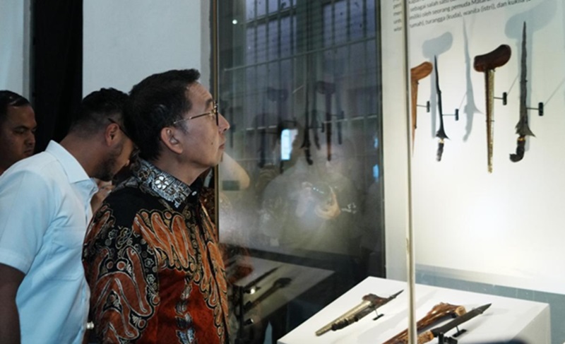 Menteri Kebudayaan Fadli Zon melihat pameran keris (Foto/Kemenbud)