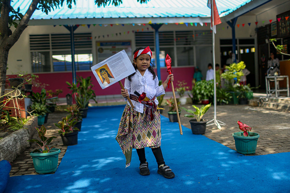 Sejumlah siswa Taman Kanak Strada Santa Theresia melakukan upacara bendera, pawai dan fashion show saat peringatan Hari Pahlawan di Kawasan Dewa Ruci, Cilincing, Jakarta, Selasa (12/11/2024).  (BeritaNasional.com/Oke Atmaja)