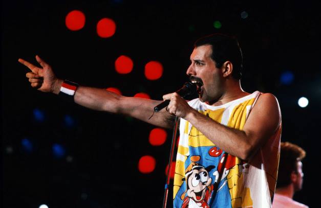 Freddie Mercury saat tampil dalam sebuah panggung. (Foto/freddiemercury.com)