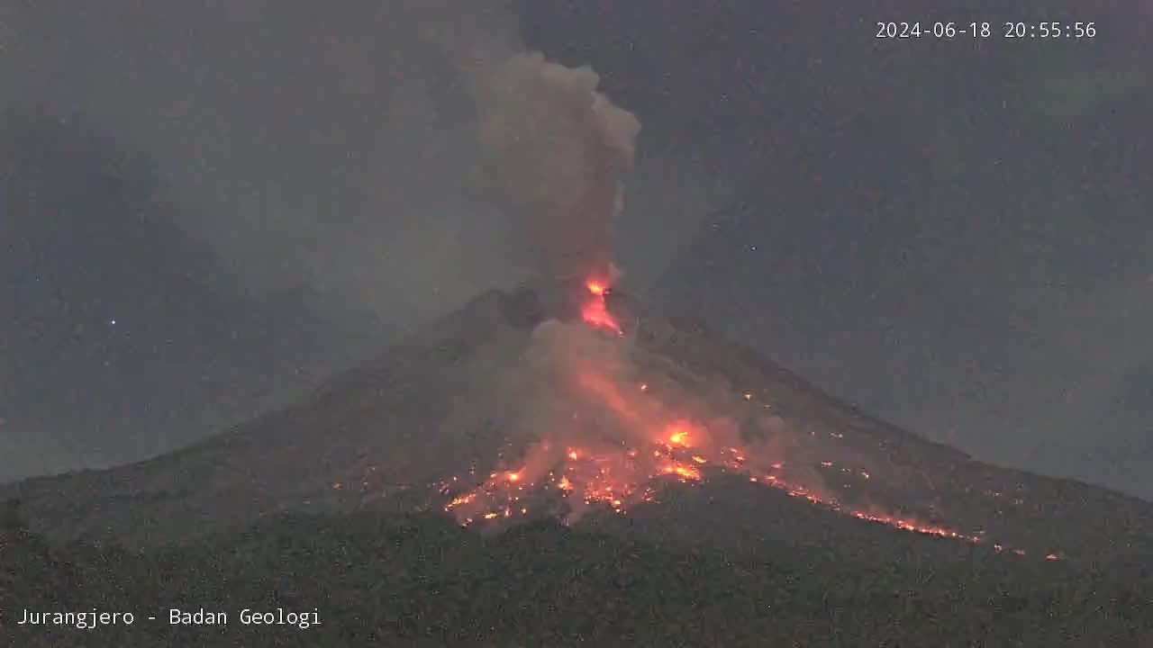 Gunung Merapi mengeluarkan awan panas guguran. (Foto/BPPTKG)