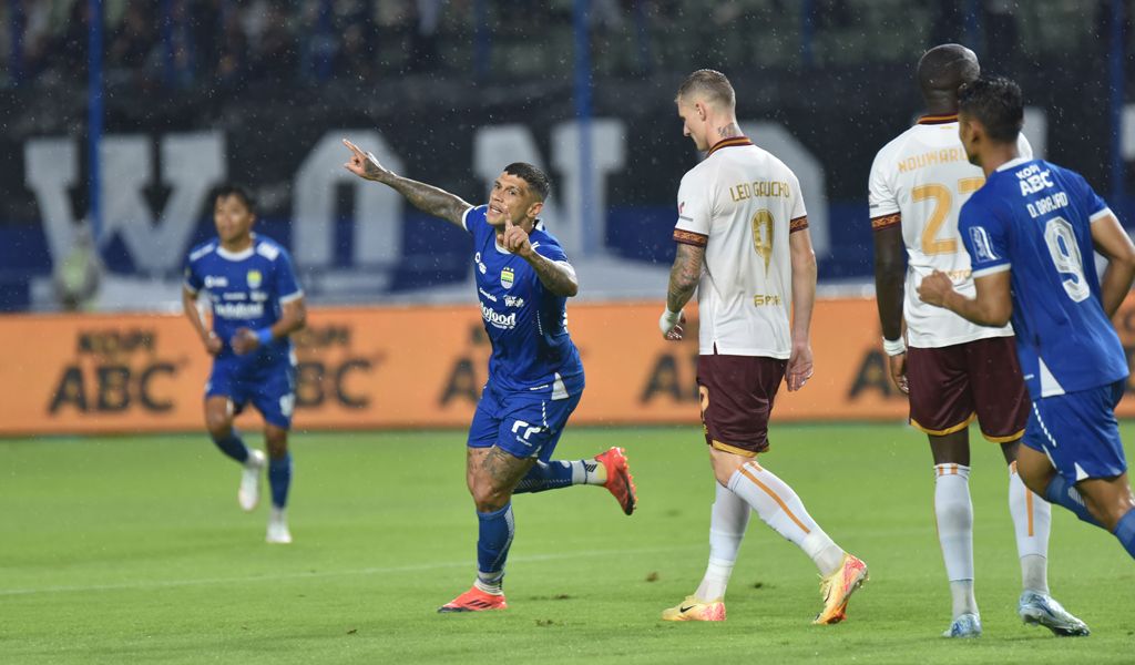 Penyerang Persib Ciro Alves merayakan gol ke gawang Borneo FC pada pertandingan pekan ke-11 Liga 1 2024/2025 di Stadion Gelora Bandung Lautan Api. (Foto/Persib.co.id)