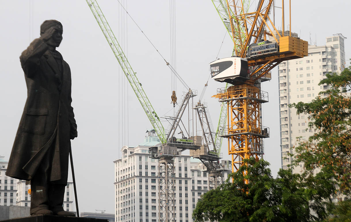 Sejumlah alat berat dioperasikan untuk menyelesaikan pembangunan gedung bertingkat di kawasan Jalan Jenderal Sudirman, Jakarta,Senin (11/11/2024). (BeritaNasional.com/Oke Atmaja)