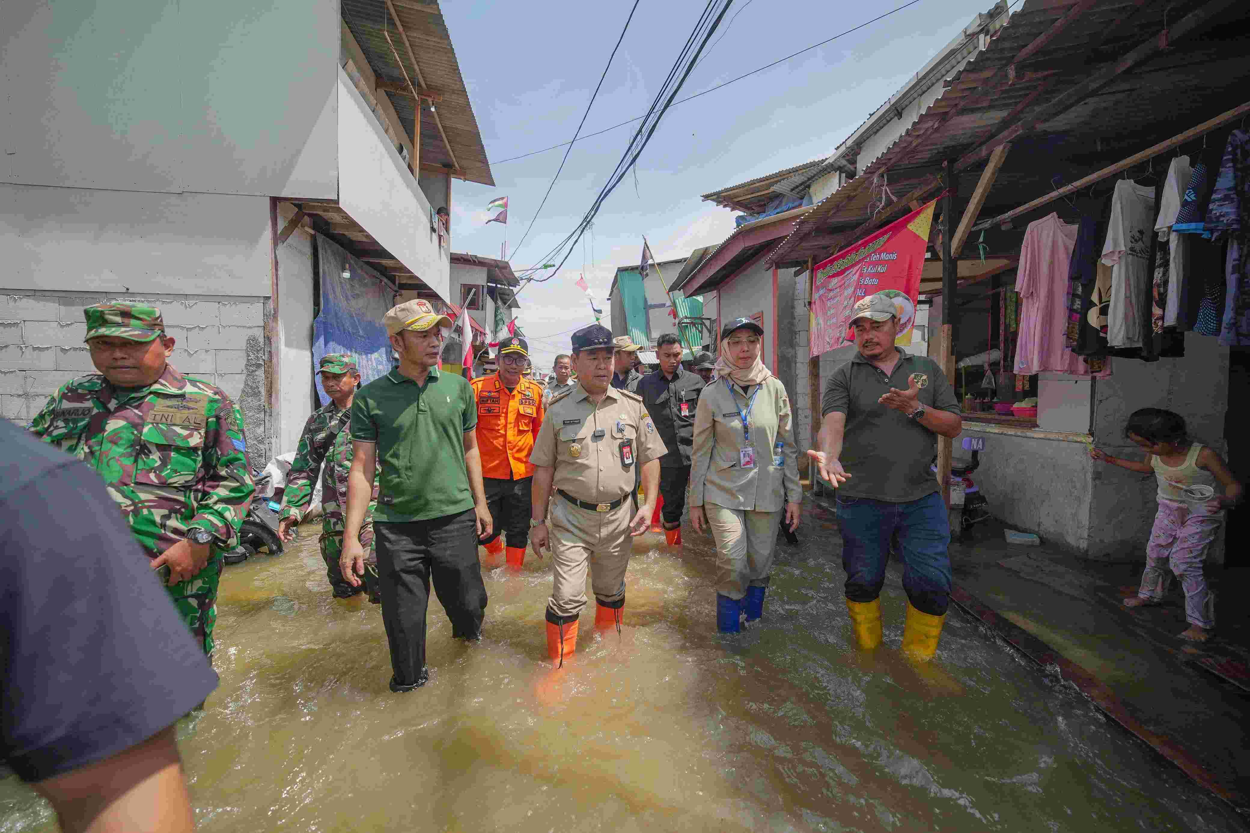 Pj Gubernur Jakarta Teguh Setyabudi saat meninjau banjir rob di kawasan Muara Angke, Jakarta Utara. (Foto/Berita Jakarta)