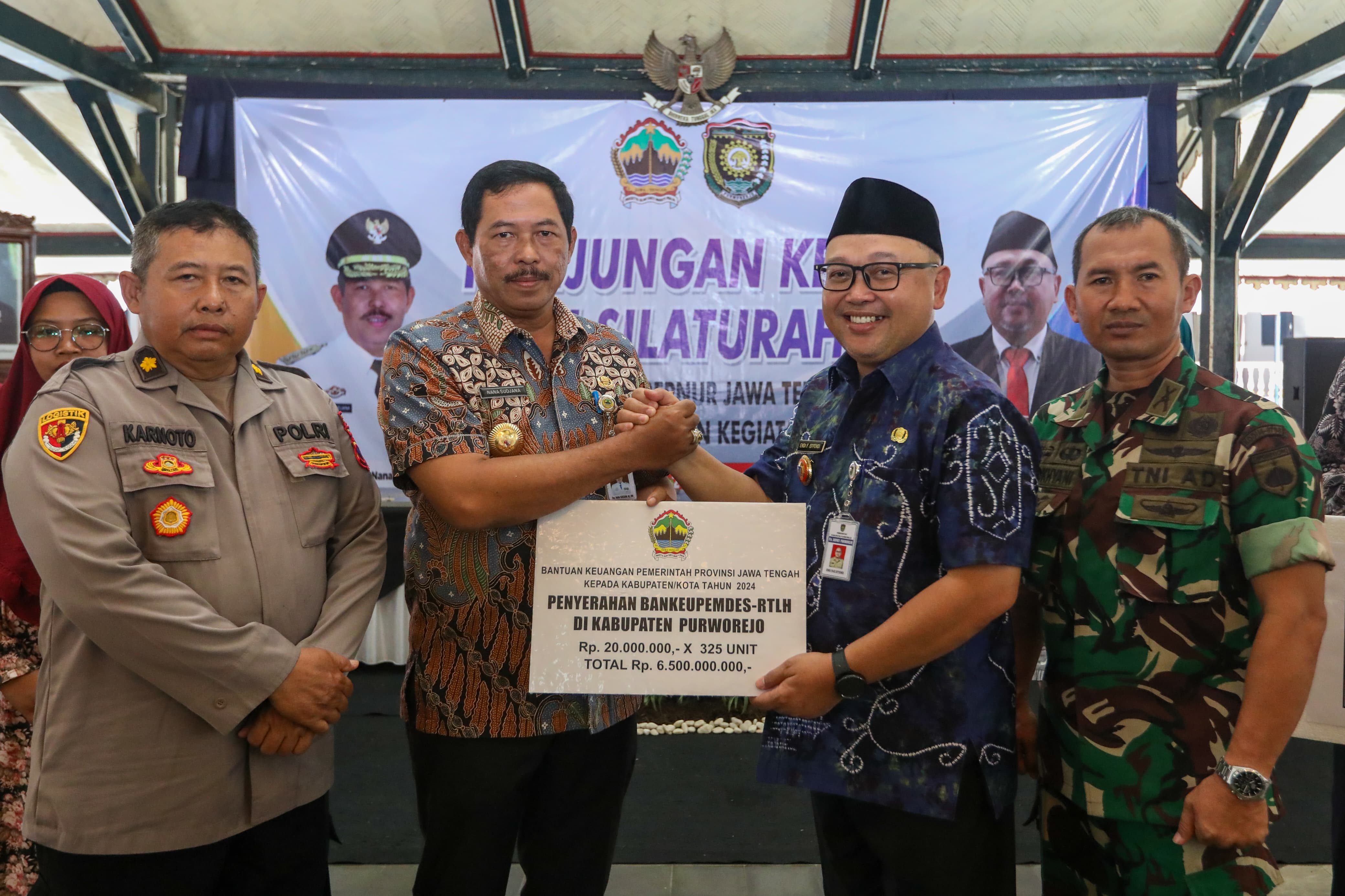 Pj Gubernur Jawa Tengah Nana Sudjana (dua dari kiri) saat meresmikan proyek di Purworejo. (Foto/Kontributor/Febry Mustafat)