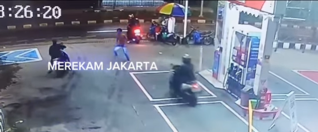 Aksi Begal motor di SPBU Kebayoran Jaksel (BeritaNasional/Tangkapan Layar IG))