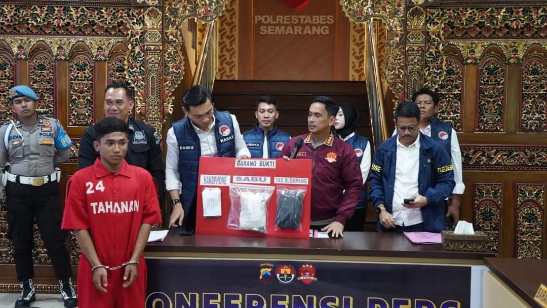 Polisi merilis barang bukti dan pelaku kurir sabu-sabu di Semarang. (Foto/Kontributor/Febri Mustafar Ridwan)