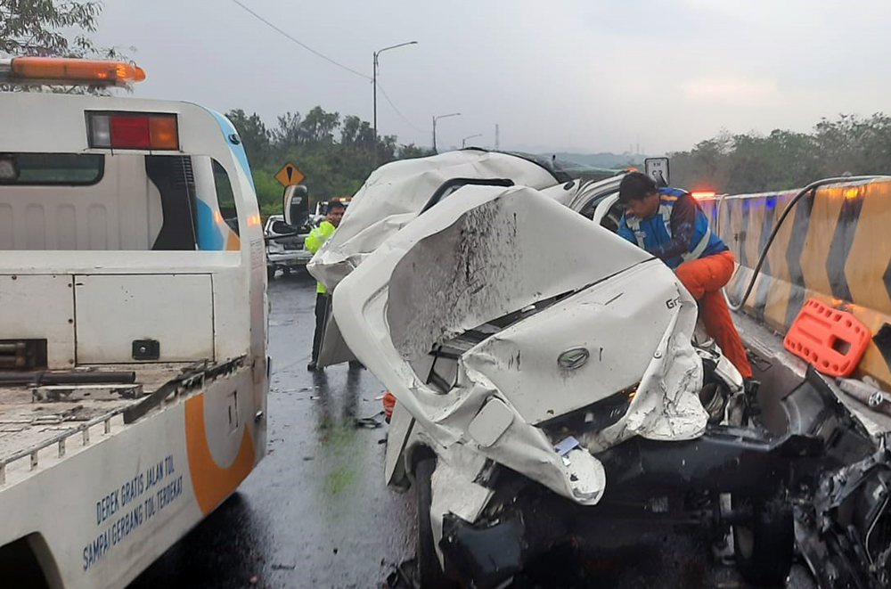 Mobil yang ringsek akibat kecelakaan tol Cipularang. (Foto/istimewa)