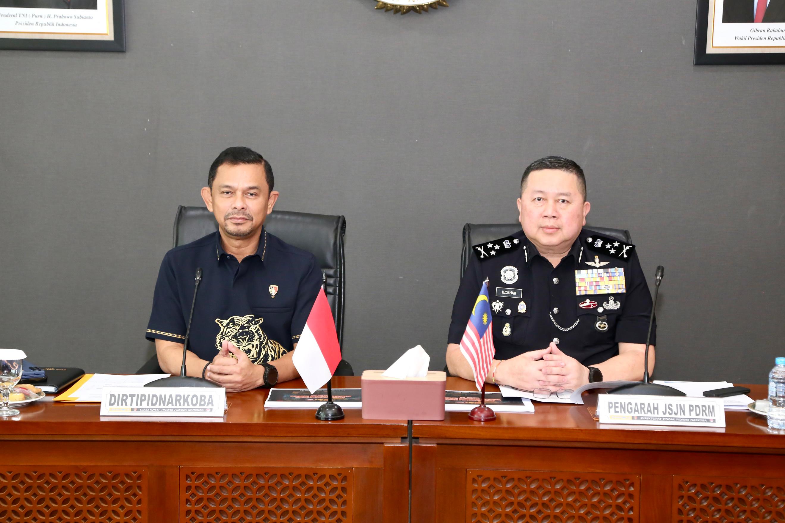 Direktur Tittipidnarkoba Bareskrim Polri Brigjen Pol Mukti Juharsa (kiri) bersama Datuk Seri Khaw Kok Chin pimpinan dari JSJN PDRM, Malaysia. (Foto/Humas Polri)