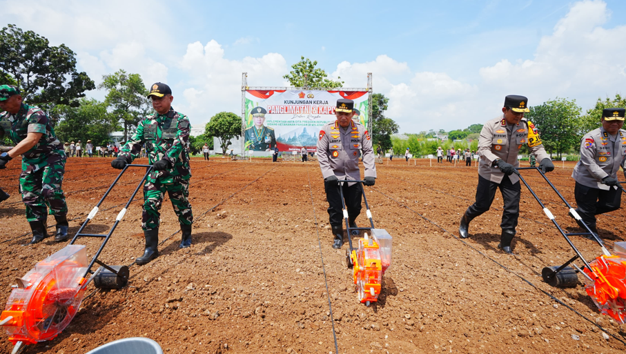 Kapolri Jenderal Pol Listyo Sigit Prabowo dan Panglima TNI Jenderal Agus Subiyanto garap lahan (BeritaNasional/Mabes Polri))