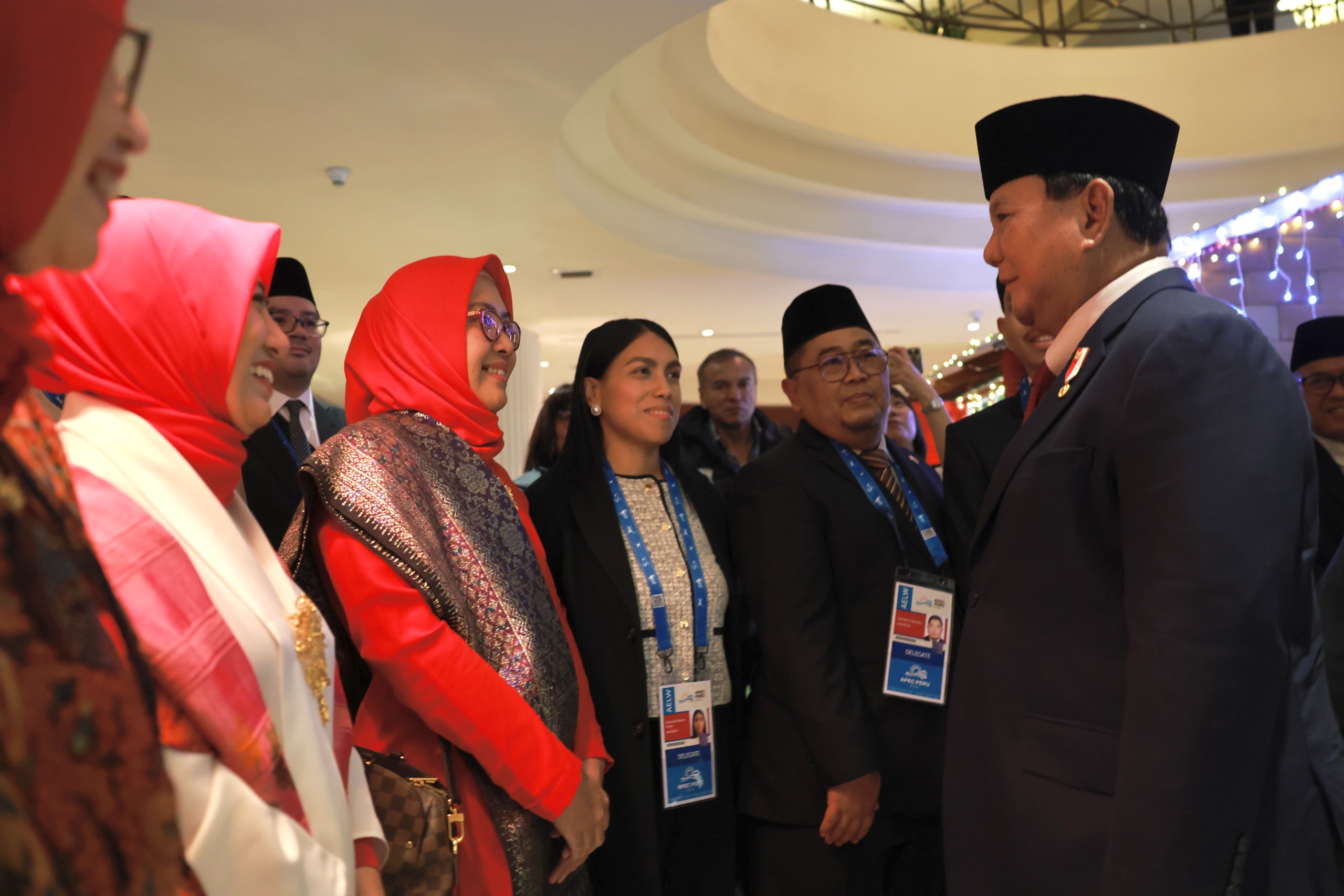 Momen kedatangan Prabowo di Peru diterima meriah oleh ibu-ibu Dharma Wanita KBRI. (Foto/Tim Prabowo)