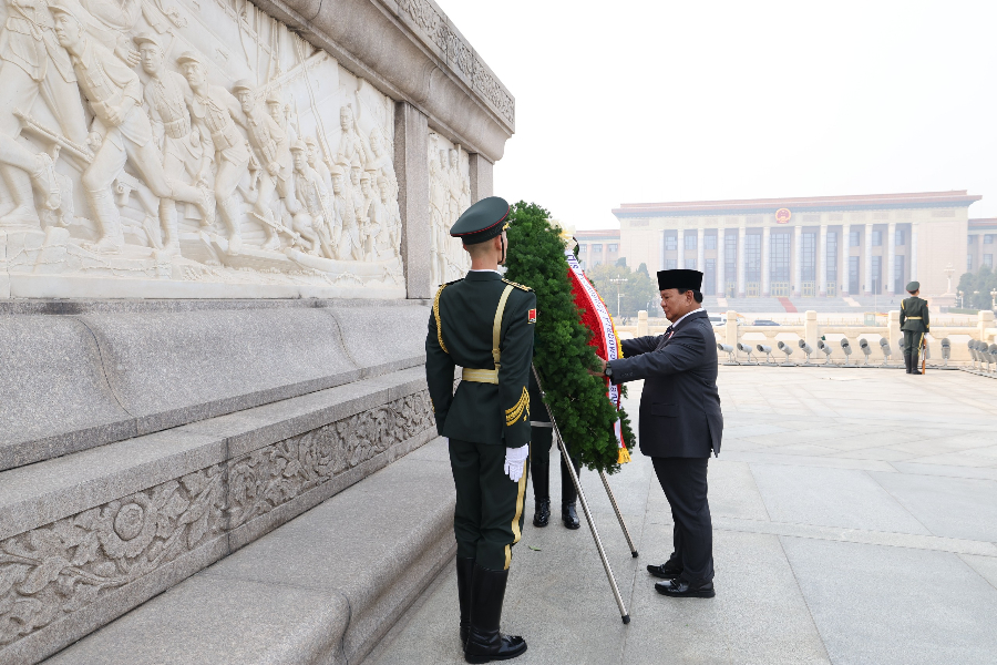 Momen Presiden Prabowo lakukan peletakan karangan bunga di Monumen Pahlawan Rakyat Tiananmen. (Foto/Tim Prabowo)