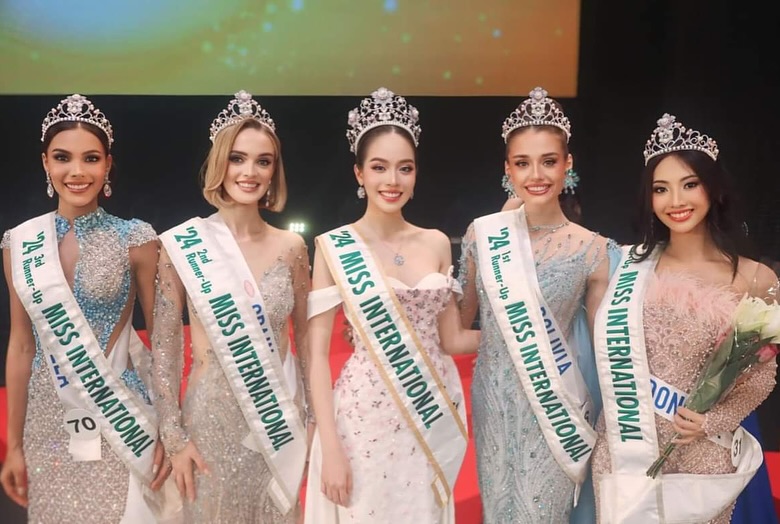 Sophie Kirana (kanan) saat mengikuti ajang Miss International 2024. (Foto/Instagram/@officialputeriindonesia)