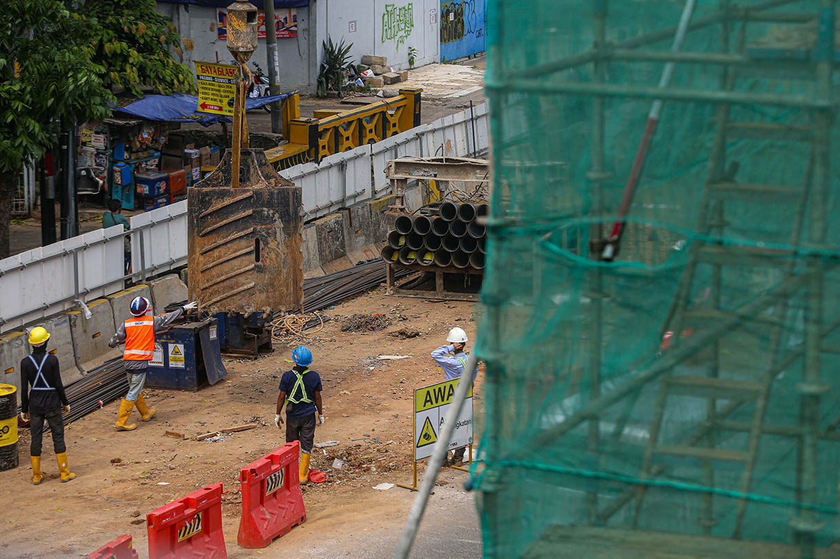 Aktivitas pekerja saat menyelesaikan pembangunan jalur kereta ringan atau 'light rail transit' (LRT) Jakarta Fase 1B Rute Velodrome-Manggarai di Jalan Pramuka Raya, Jakarta, Senin (4/11/2024). (BeritaNasional.com/Oke Atmaja)