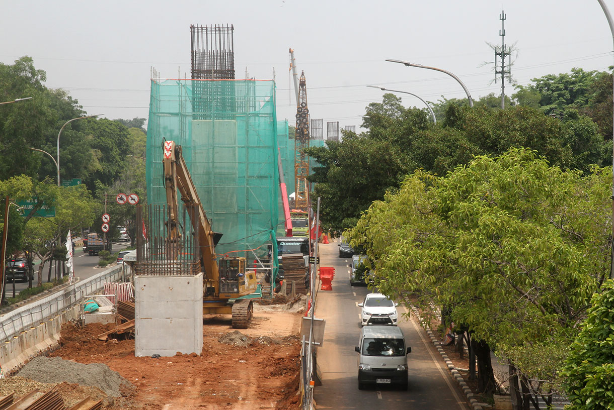 Sejumlah pekerja menyelesaikan pembangunan jalur kereta ringan atau Light Rail Transit (LRT) Jakarta fase 1 B rute Velodrome-Manggarai di Rawamangun, Jakarta, Kamis(14/11/2024). (BeritaNasional.com/Oke Atmaja)