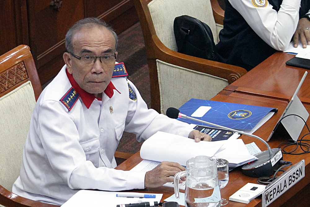 Kepala Badan Siber dan Sandi Negara (BSSN) Hinsa Siburian bersama jajaran mengikuti rapat kerja bersama Komisi I DPR bahas program kerja 2025)