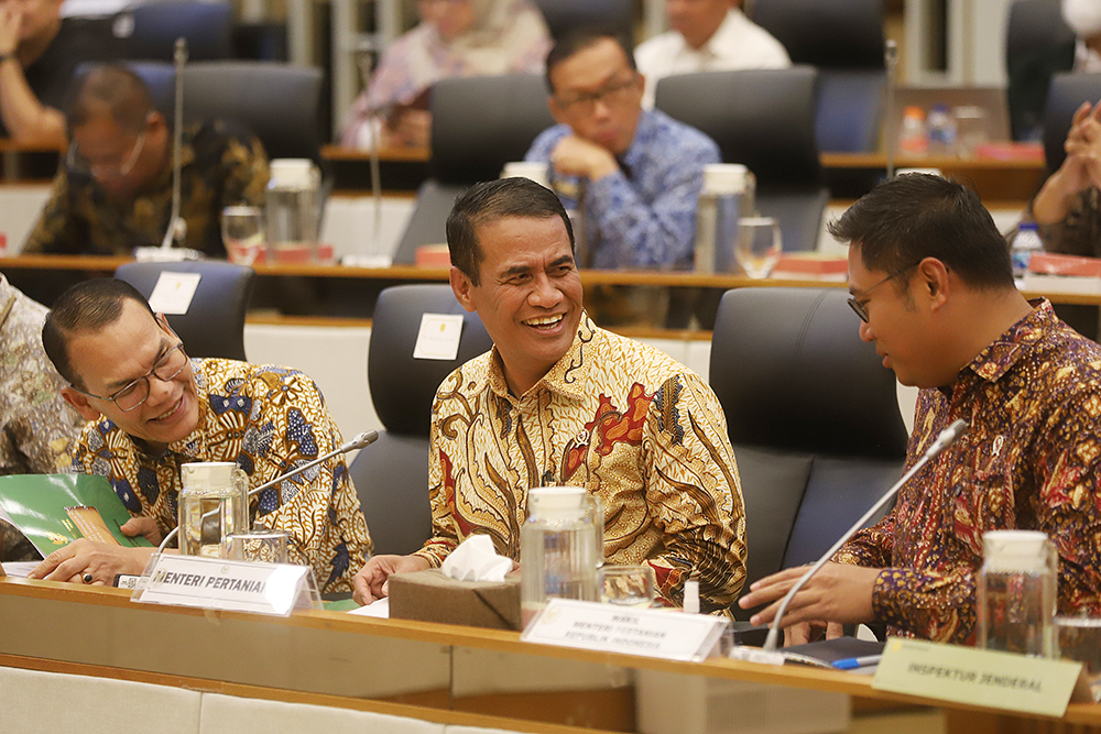 Menteri Pertanian Andi Amran Sulaiman bersama jajaran kementerian mengikuti rapat kerja bersama Komisi IV DPR RI. (BeritaNasional/Elvis Sendouw)