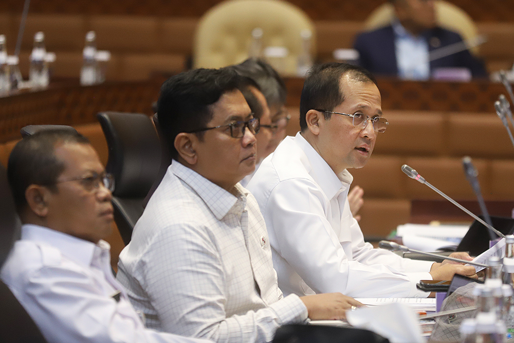 Menteri Transmigrasi Muhammad Iftitah Sulaiman Suryanagara  bersama jajaran kementerian menghadiri rapat kerja bersama Komisi V DPR RI. (BeritaNasional/Elvis Sendouw)