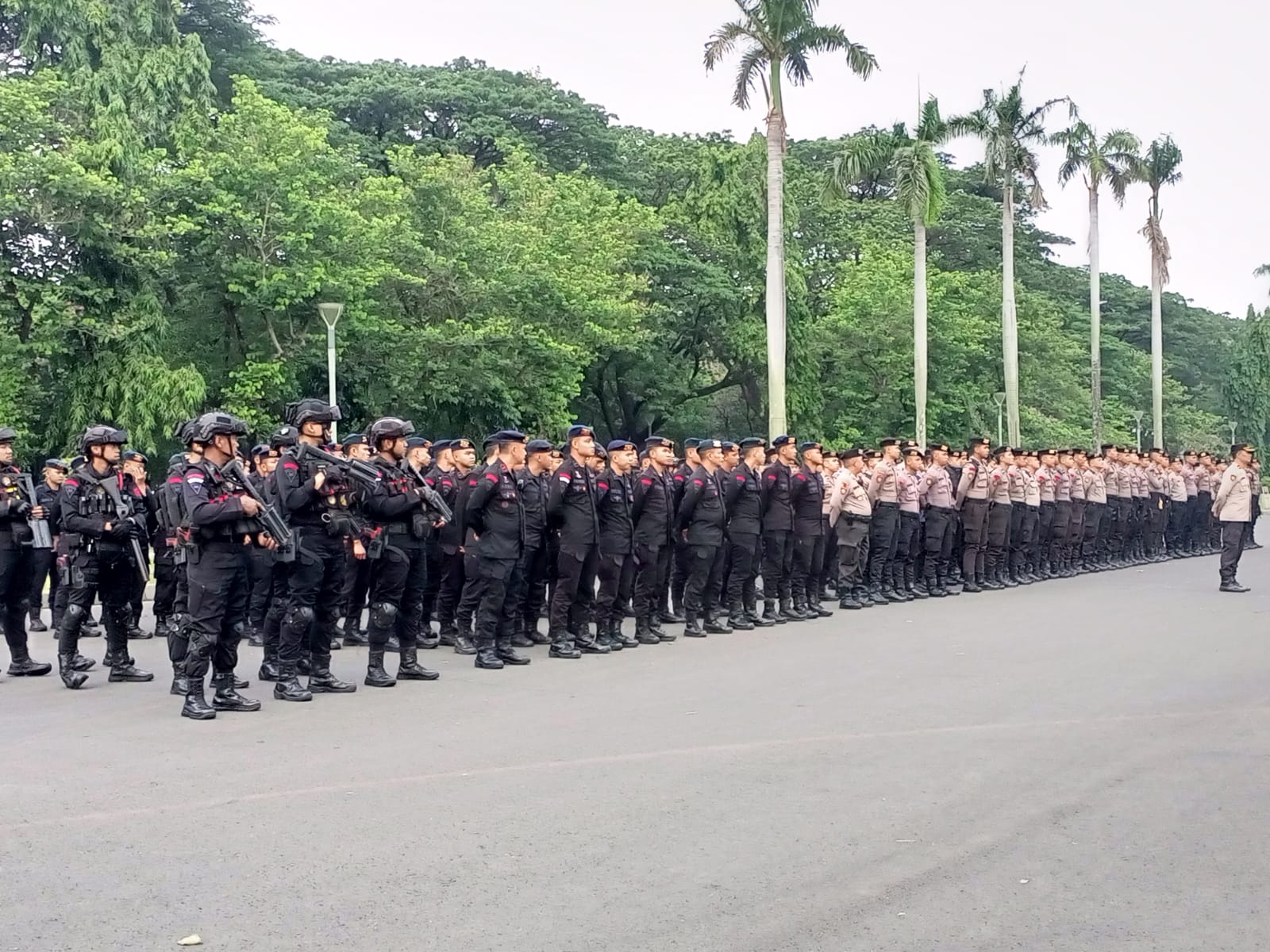 Ratusan Personel Gabungan Amankan Demo FPI di Kedubes Amerika Serikat. (Foto/Polres Jakarta Pusat).