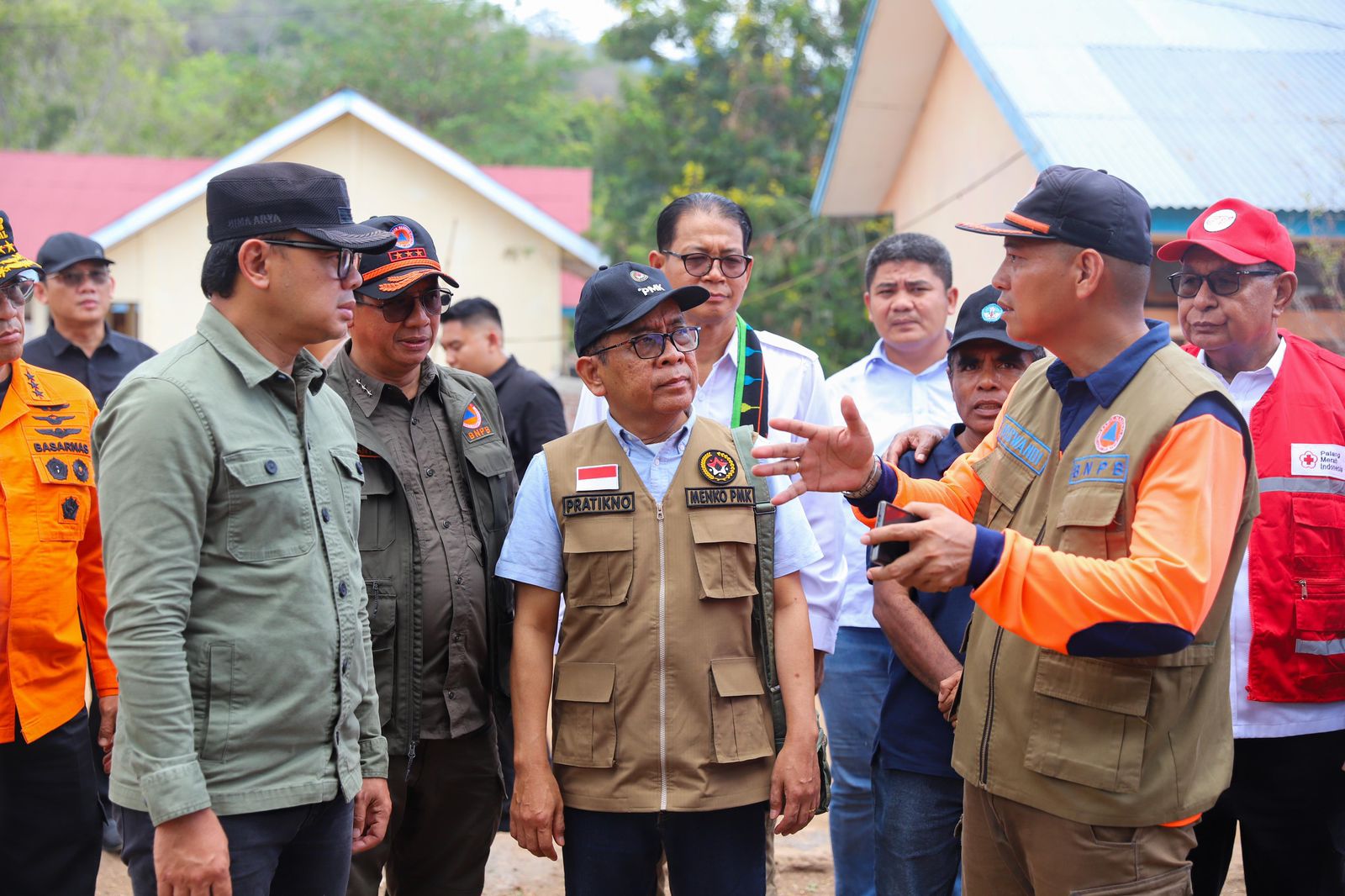 Menko PMK Pratikno usai mengunjungi lokasi relokasi di Kawasan Hutan Lindung Wukoh Lewoloroh, NTT. (Foto/Humas Kemenko PMK).