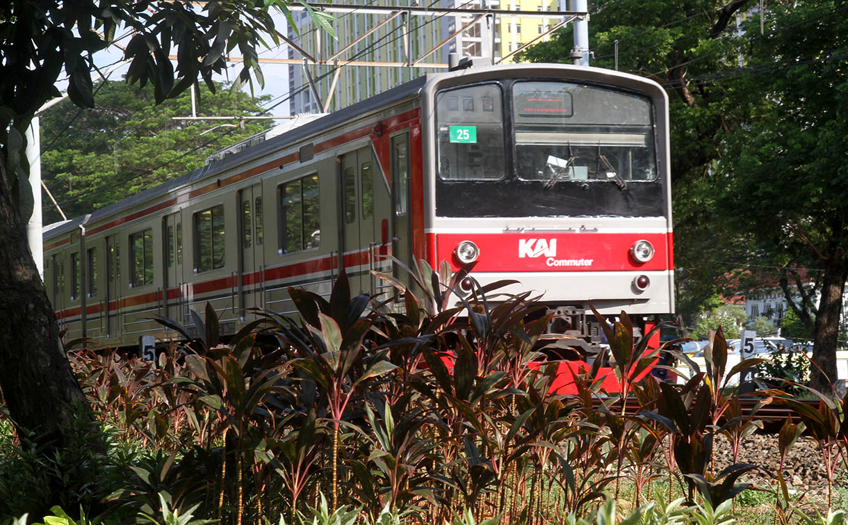 Rangkaian KRL Commuter Line melintas di Kawasan Manggarai, Jakarta, Rabu (6/11/2024).(BeritaNasional.com/Oke Atmaja)