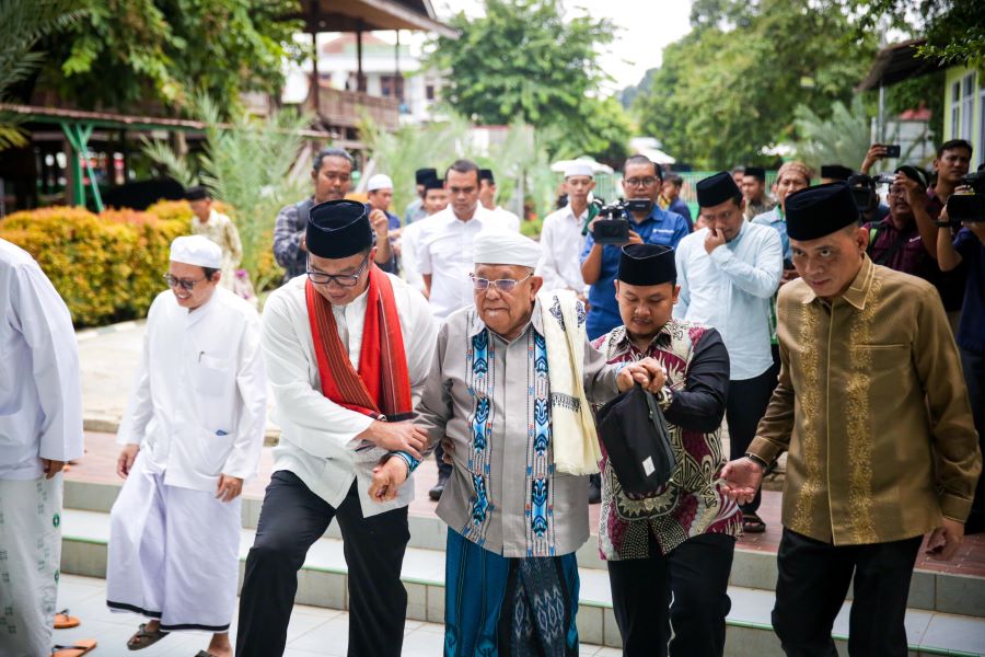 Cagub Jakarta Ridwan Kamil dan KH Syukron Makmun saat mengunjungi Pondok Pesantren Daarul Rahman di Jagakarsa, Jakarta Selatan, pada Jumat (22/11/2024). (BeritaNasional/Lydia Fransisca)