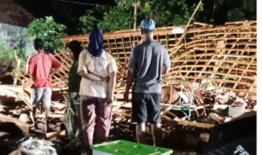 Rumah di Bantul roboh akibat angin kencang. (Foto/BNPB).