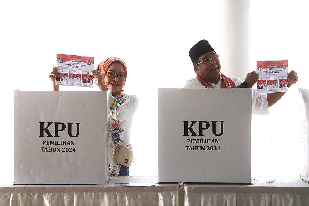 Calon Wakil Gubernur Jakarta Rano Karno bersama istri gunakan hak suara di TPS 065 Lebak Bulus. (BeritaNasional/Elvis Sendouw)