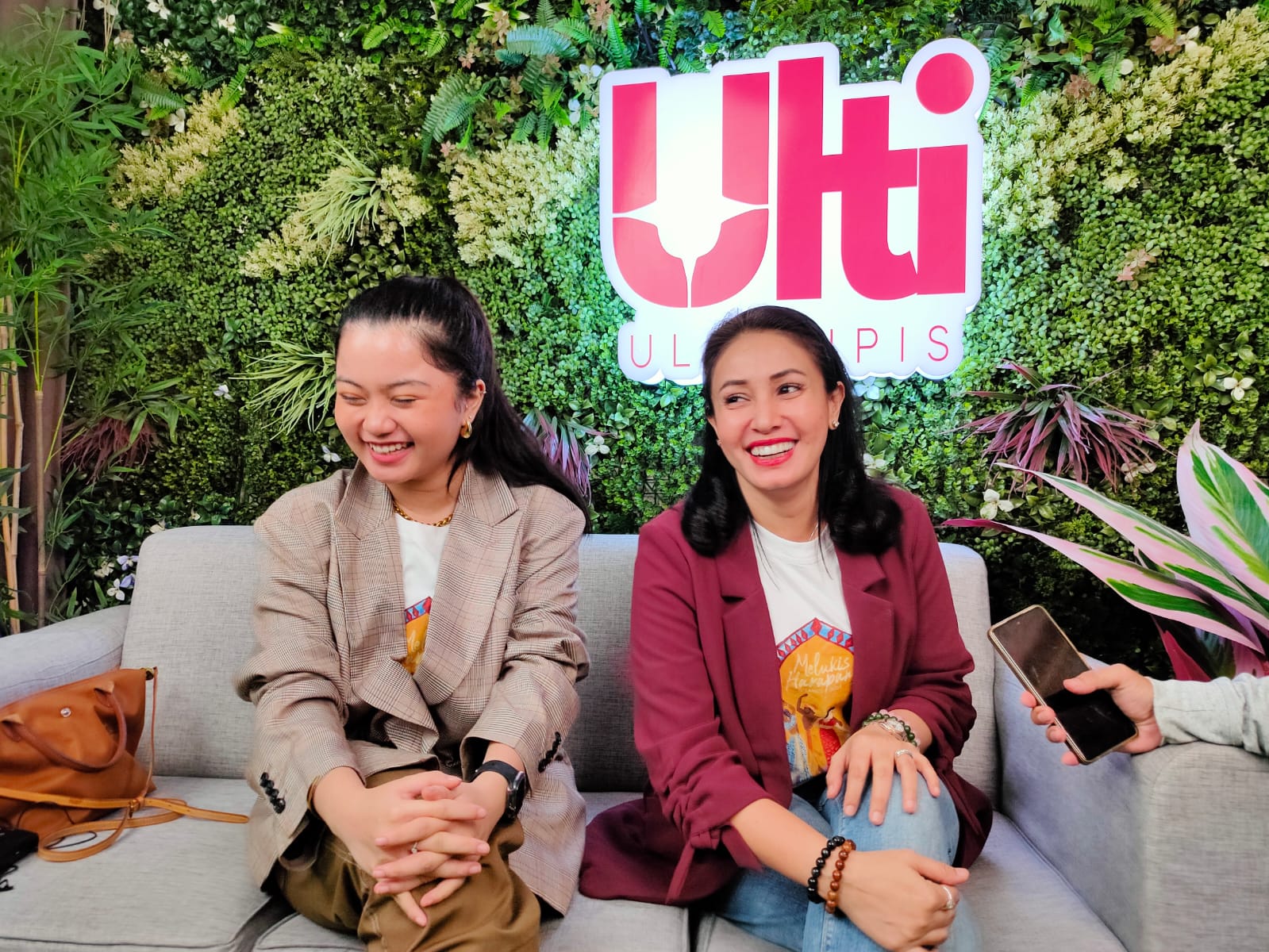 Produser film Melukis Harapan di Langit India Heera Vasandani (kanan) bersama pemain film Naomi Ivo saat berada di Studio Berita Nasional TV. (BeritaNasional/Bagas Kusumohadi)