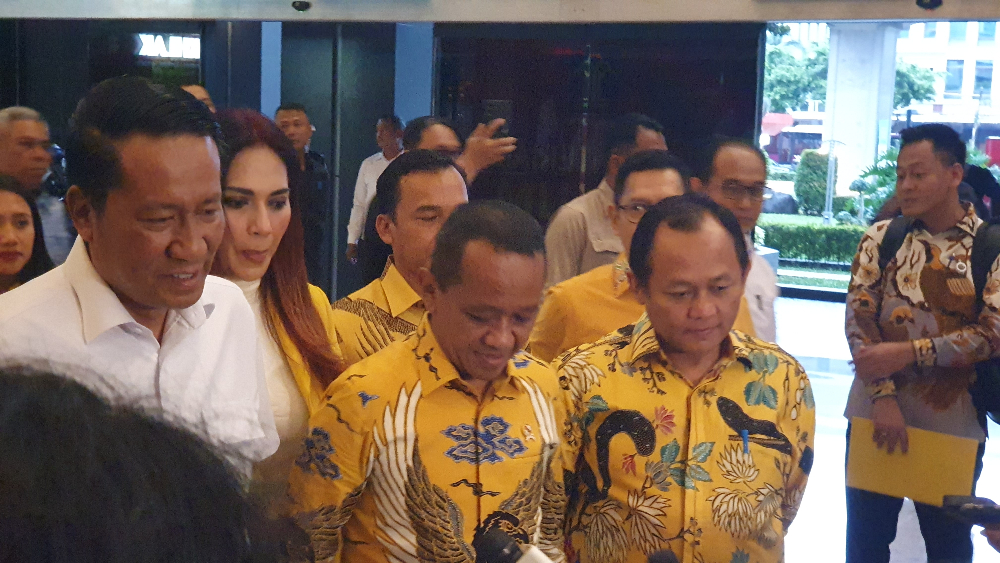 Ketum Golkar Bahlil Lahadalia (tengah). (BeritaNasional/Bachtiarudin)