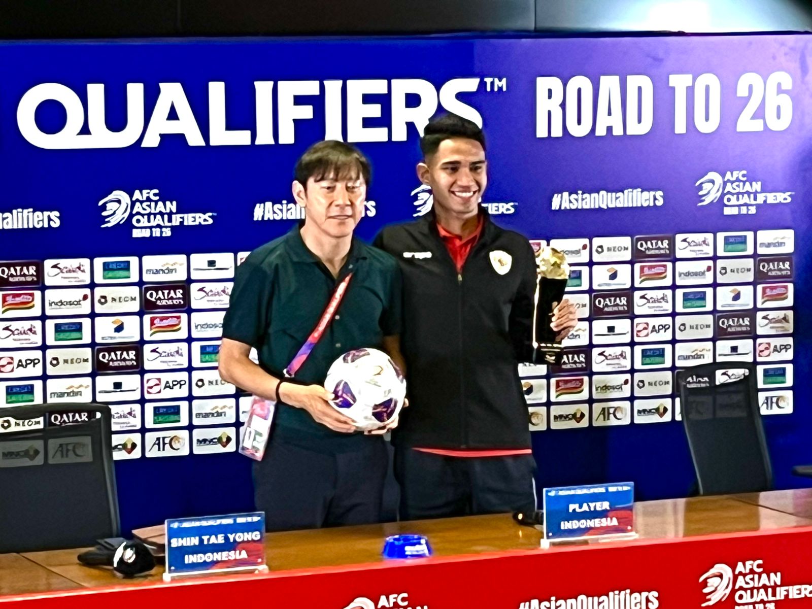 Pelatih Timnas Indonesia Shin Tae-yong dan Marselino Ferdinan (kanan). (BeritaNasional/Harits).