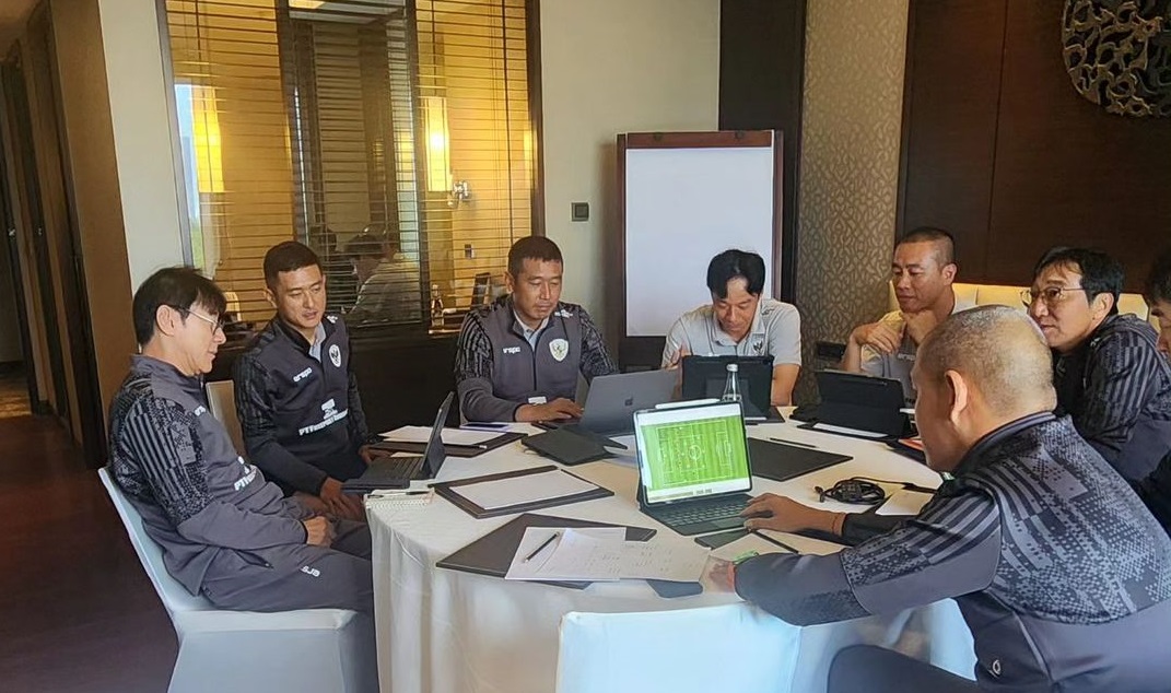 Pelatih Timnas Indonesia Shin Tae-yong menggelar rapat jelang lawan Jepang. (Foto/instagram/shintaeyong7777)