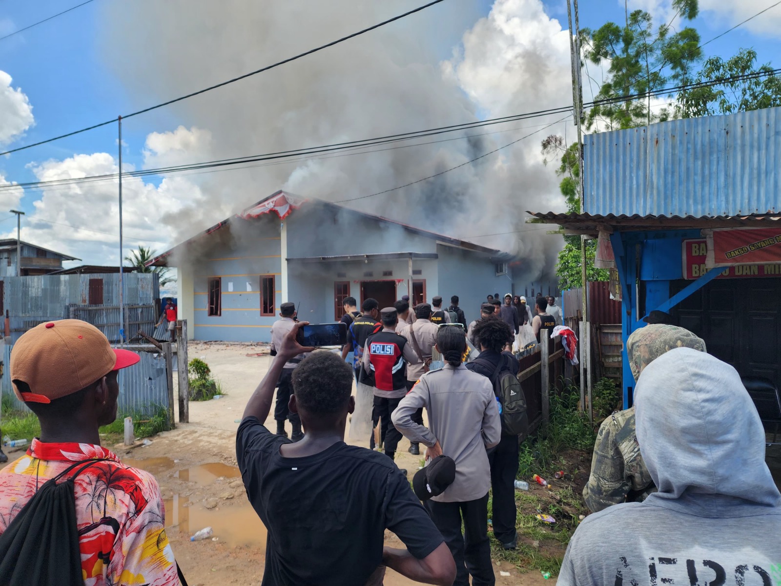 Kantor BKPSDM Mappi Papua Selatan Dibakar Massa. (Foto/Humas Polri).