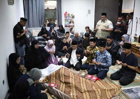 Pj Gubernur Teguh Setyabudi Takziah ke rumah almarhum Bupati Junaedi. (Foto/Instagram Teguh)